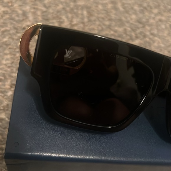 Louis Vuitton link square sunglasses. - Picture 9 of 10